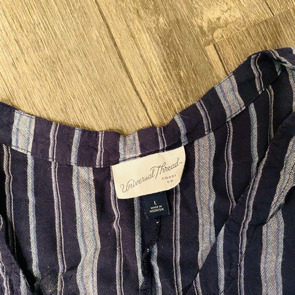 Universal Threads Top - Picture 2 of 4